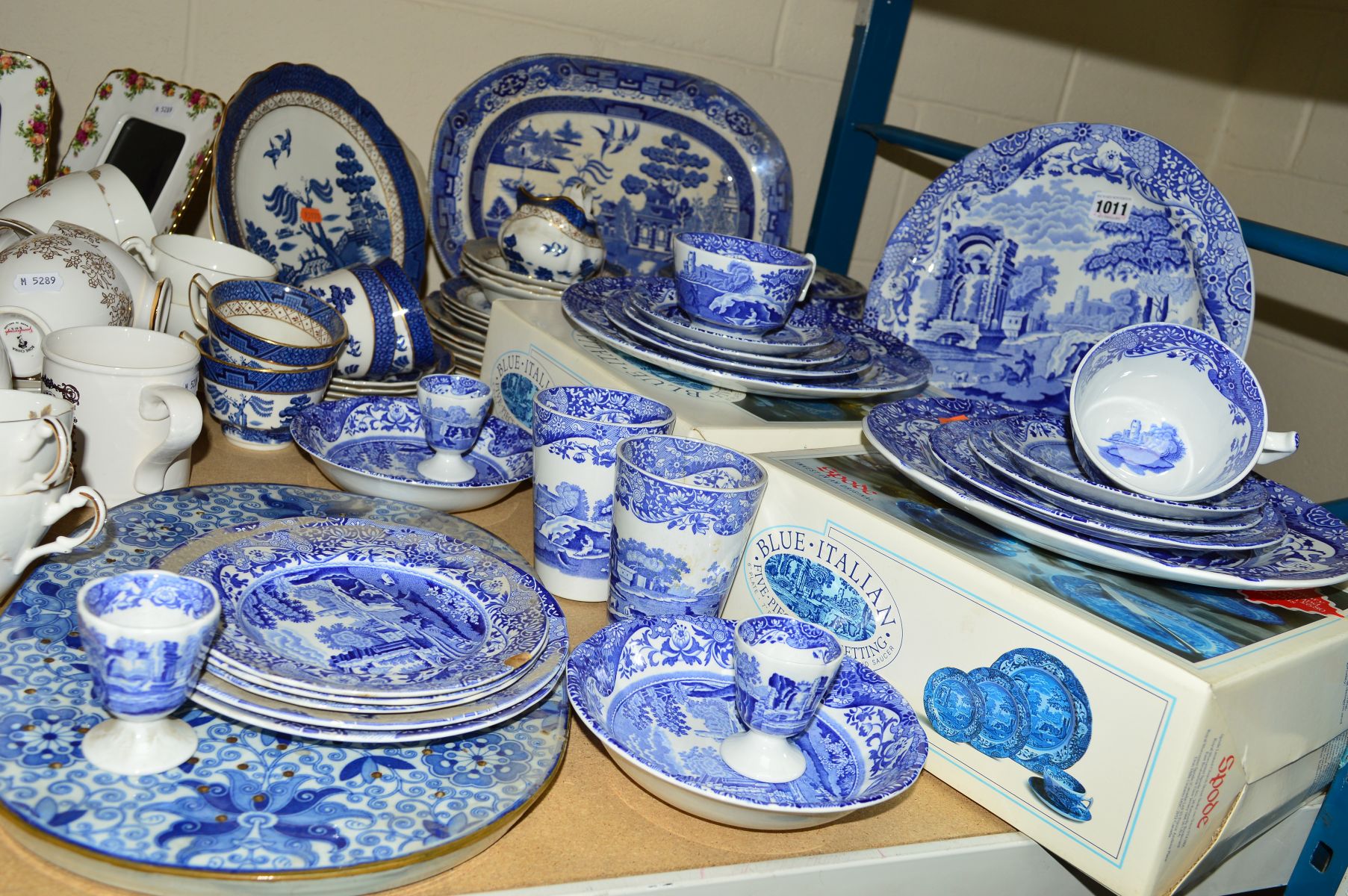 A COLLECTION OF BLUE AND WHITE CERAMICS, to include Booth's 'Real Old Willow' and Spode 'Italian',