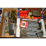 A QUANTITY OF BOXED AND UNBOXED MAINLY TRI-ANG OO GAUGE MODEL RAILWAY ITEMS, to include unboxed