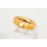 AN EARLY 20TH CENTURY 22CT GOLD BAND RING, of plain design, with 22ct hallmark for Birmingham