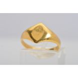 AN 18CT GOLD RING, designed as a plain diamond shape panel signet ring, hallmarked 18ct