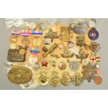 A TRAY CONTAINING VARIOUS ITEMS OF MILITARIA, to include cap badges for Royal Warwickshire, Lincoln,