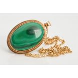A 9CT GOLD MALACHITE PENDANT AND CHAIN, designed as an oval malachite cabochon within a rope twist