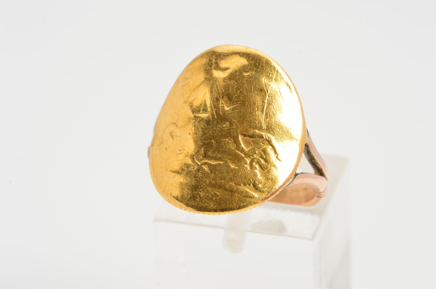 A 9CT GOLD SOVEREIGN RING designed as an Edward VI half sovereign to the 9ct ring shank with