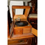AN EARLY 20TH CENTURY CLUMBERPHONE OAK TABLE TOP WIND UP GRAMOPHONE (loose top plank)