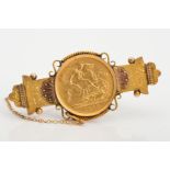 AN EDWARDIAN HALF SOVEREIGN 9CT GOLD MEMORIAL BROOCH, designed with a central 1898 half sovereign,