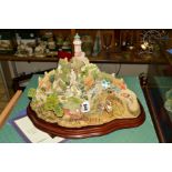 A LARGE BOXED LIMITED EDITION LILLIPUT LANE SCULPTURE, 'Out of the Storm' L2064, No 602/3000, with