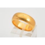 AN EDWARDIAN 22CT GOLD BAND RING, of plain design with 22ct hallmark for Birmingham 1902, ring