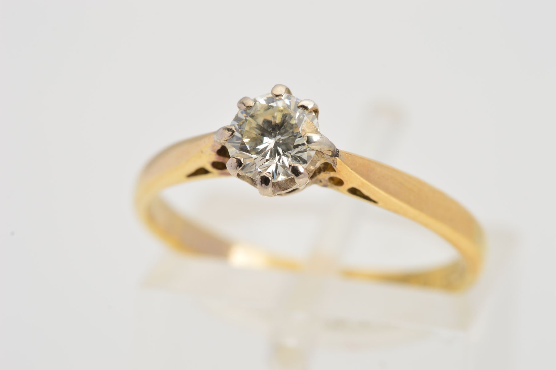 A SINGLE STONE DIAMOND RING, the brilliant cut diamond within an eight claw setting, colour assessed