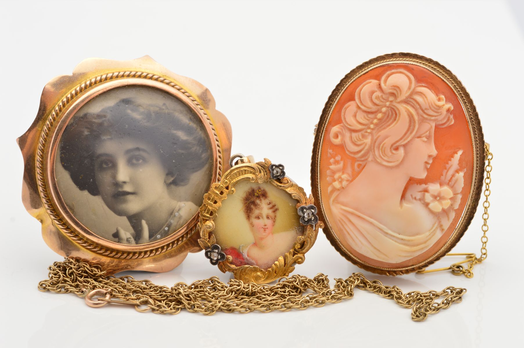 A SELECTION OF JEWELLERY, to include a cameo brooch depicting a lady in profile, with 9ct hallmark