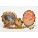 A SELECTION OF JEWELLERY, to include a cameo brooch depicting a lady in profile, with 9ct hallmark