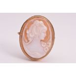 A 9CT GOLD CAMEO BROOCH/PENDANT designed as an oval cameo panel depicting a lady in profile within a