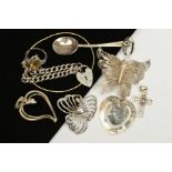 A SELECTION OF SILVER AND WHITE METAL JEWELLERY, to include a condiment spoon, a filigree