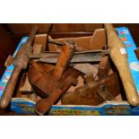 A BOX CONTAINING VARIOUS VINTAGE CARPENTERS/COOPERED BARREL MAKERS TOOLS