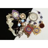 A SELECTION OF JEWELLERY, to include a citrine ring, an early 20th century silver pocket watch, a