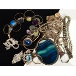 A SELECTION OF SILVER AND WHITE METAL JEWELLERY, to include a dyed banded agate brooch, a hinged