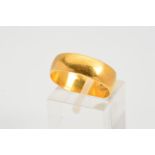 A 22CT GOLD BAND RING, with 22ct hallmark for Birmingham 1961, width 6mm, ring size P1/2,