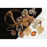 A SELECTION OF SILVER AND WHITE METAL JEWELLERY, to include a modified amber fish brooch and pair of