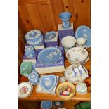 A GROUP OF CERAMICS, to include boxed Wedgwood blue jasperwares, Aynsley Orchard Gold trinket,