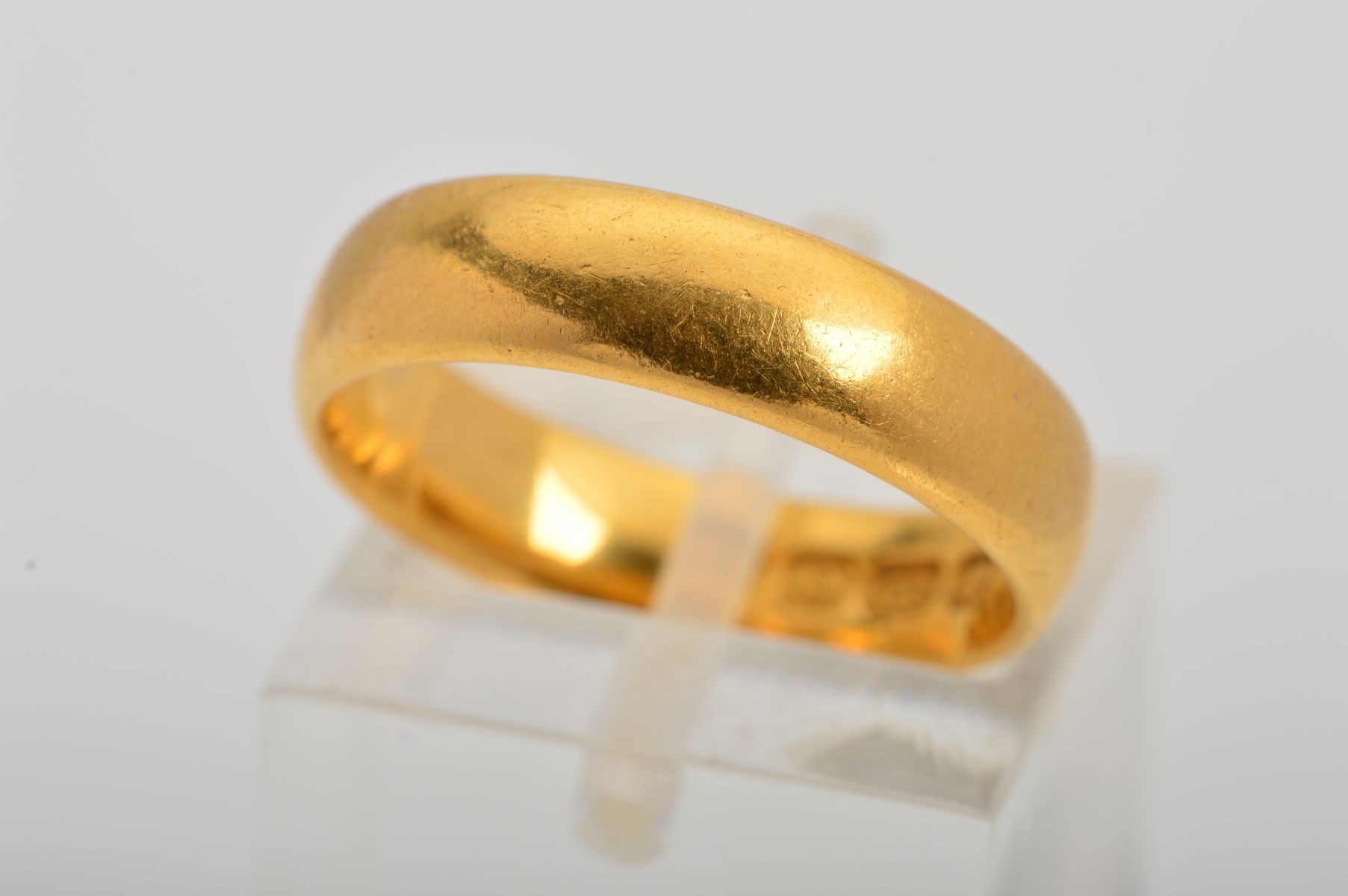 A 22CT GOLD BAND RING, of plain design with 22ct hallmark for Birmingham, ring size M, width 5mm,