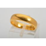 A 22CT GOLD BAND RING, of plain design with 22ct hallmark for Birmingham, ring size M, width 5mm,