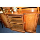 AN EARLY 20TH CENTURY OAK BREAKFRONT BOOKCASE, with a gallery top, central open shelving flanked