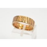 AN 18CT GOLD BAND RING, of textured design, width 6mm, with 18ct hallmark for Birmingham 1977,