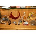 A QUANTITY OF CERAMICS, GLASS AND METALWARE, to include an Elkington EPNS pierced basket, pair of