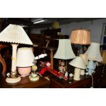 A QUANTITY OF TABLE LAMPS to include a decorative table lamp, ten various other table lamps and