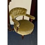 AN EDWARDIAN WALNUT BUTTONED BACK TUB CHAIR on ceramic casters