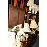 A QUANTITY OF VARIOUS TABLE LAMPS, to include a brass figural putti table lamp, pairs and individual