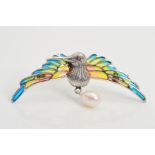 A MODERN BIRD BROOCH, central hummingbird textured body suspending a freshwater cultured pearl,