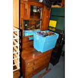 AN EARLY 20TH CENTURY OAK TWO PIECE BEDROOM SUITE, comprising of a single mirror door wardrobe above