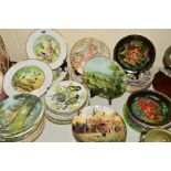 A QUANTITY OF VARIOUS COLLECTORS PLATES, to include Caverswall bird cabinet plates, Chinese
