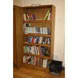 AN OAK VENEERED STANDING BOOKCASE, with four adjustable shelves, 101x35x200cm high (s.d) (content