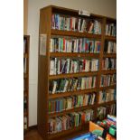 AN OAK VENEERED STANDING BOOKCASE WITH FIVE ADJUSTABLE SHELVES, 101x35x200cm high (s.d) (content not