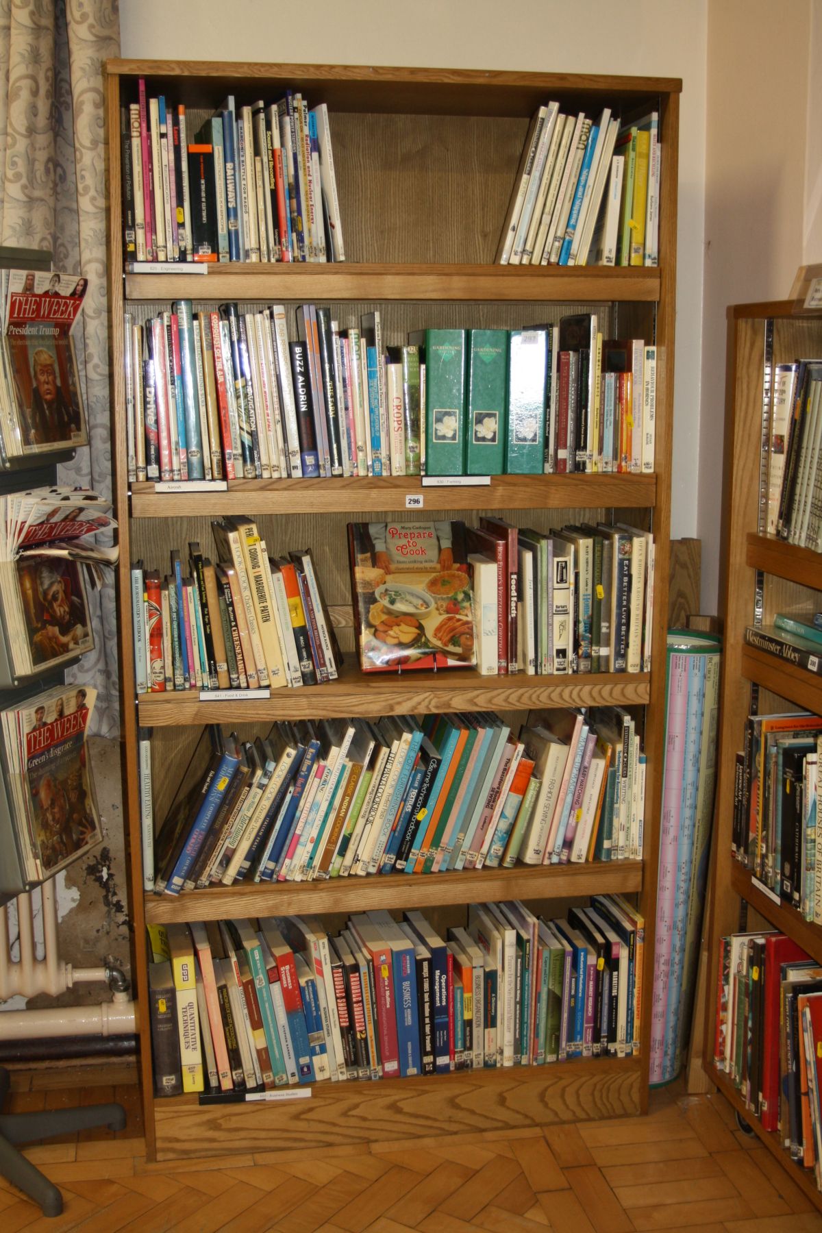 AN OAK VENEERED STANDING BOOKCASE WITH FIVE ADJUSTABLE SHELVES, 101x35x200cm high (s.d) (content not