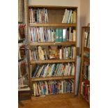 AN OAK VENEERED STANDING BOOKCASE WITH FIVE ADJUSTABLE SHELVES, 101x35x200cm high (s.d) (content not