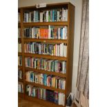 AN OAK VENEERED STANDING BOOKCASE WITH FIVE ADJUSTABLE SHELVES, 101x35x200cm high (s.d) (contents