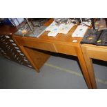 A MID 20TH CENTURY RECTANGULAR OAK VENEERED DESK WITH A DRAWER, on square tapering legs, top 60.