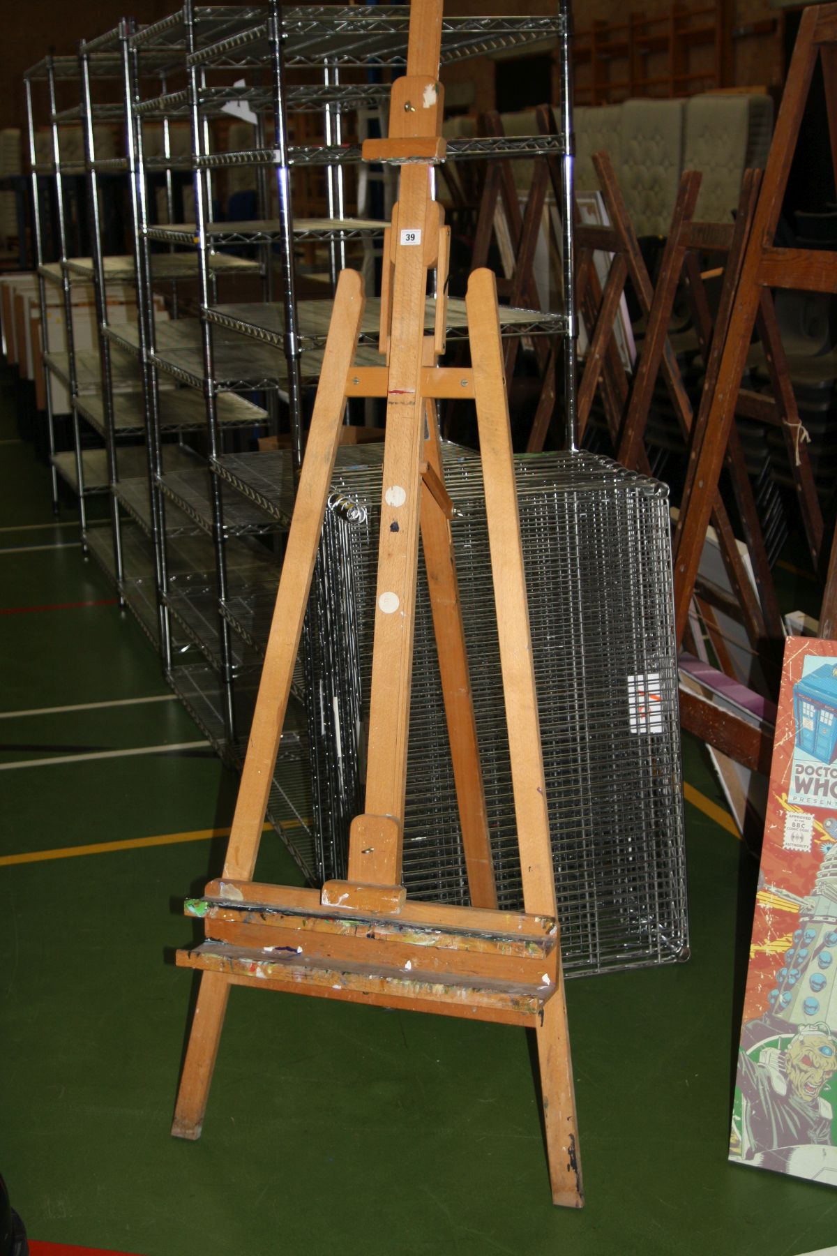 A MODERN BEECHWOOD FULLY ADJUSTABLE FOLDING ARTISTS EASEL, height adjustable from 170cm to 240cm (