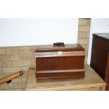 A JONES WALNUT CASED MANUAL SEWING MACHINE, 43x23x33cm high