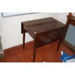 AN EDWARDIAN MAHOGANY PEMBROKE TABLE, with single drawer at one end and fake drawer at the other