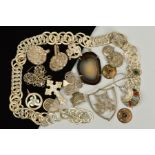 A SELECTION OF SILVER AND WHITE METAL JEWELLERY, to include an inlaid agate brooch designed as a