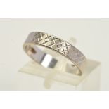 AN 18CT WHITE GOLD BAND RING, the flat band with engraved cross-hatch detail, with 18ct hallmark,