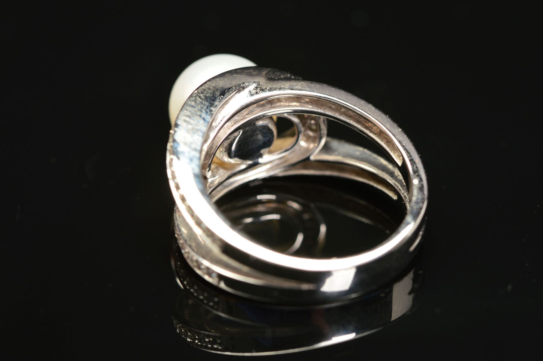 A MODERN 18CT WHITE GOLD, CULTURED PEARL AND DIAMOND RING, a white cultured pearl measuring - Image 3 of 5