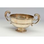AN EDWARDIAN SILVER TWIN HANDLED TROPHY, of circular form, engraved 'KENILWORTH POINT TO POINT