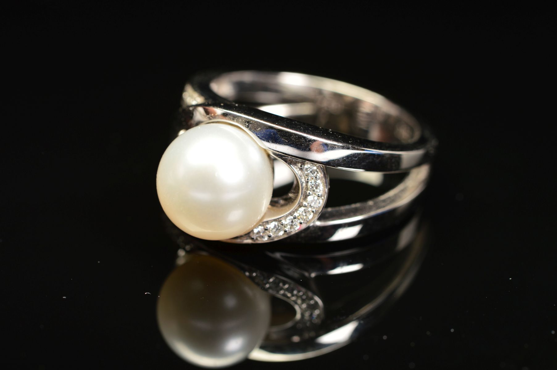 A MODERN 18CT WHITE GOLD, CULTURED PEARL AND DIAMOND RING, a white cultured pearl measuring