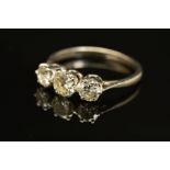 A THREE STONE DIAMOND RING, estimated total diamond weight 1.00ct, colour assessed as J-K, clarity