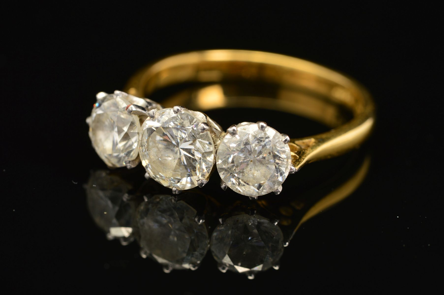 A MODERN 18CT GOLD THREE STONE DIAMOND RING, estimated modern round brilliant cut total diamond