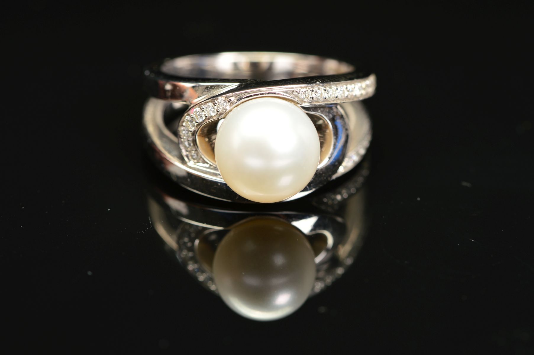 A MODERN 18CT WHITE GOLD, CULTURED PEARL AND DIAMOND RING, a white cultured pearl measuring - Image 2 of 5